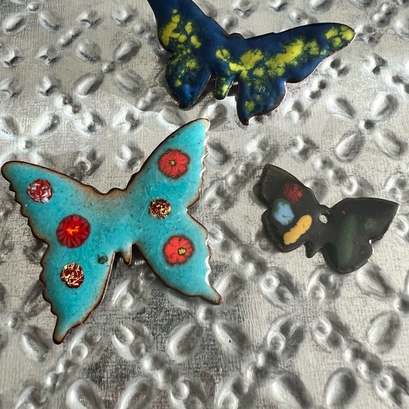 Vintage enamel Butterfly 🦋 Brooches and the smallest butterfly is a pendant - Picture 6 of 11